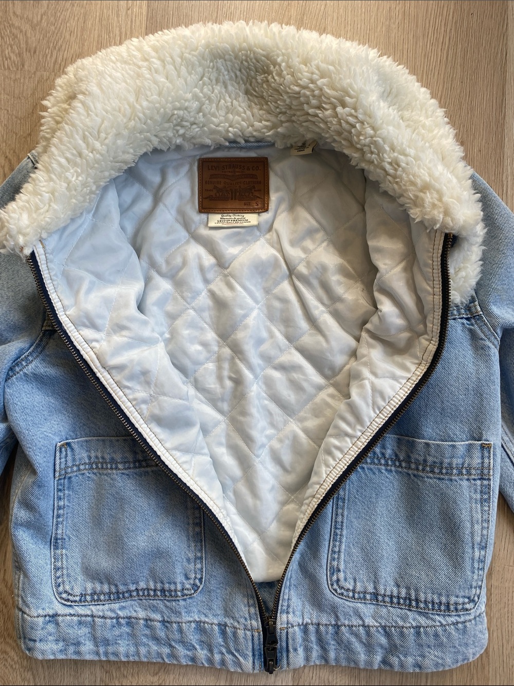 Levi’s Premium Sherpa Collar Cropped Denim Jacket Light Wash Size S - Picture 7 of 13
